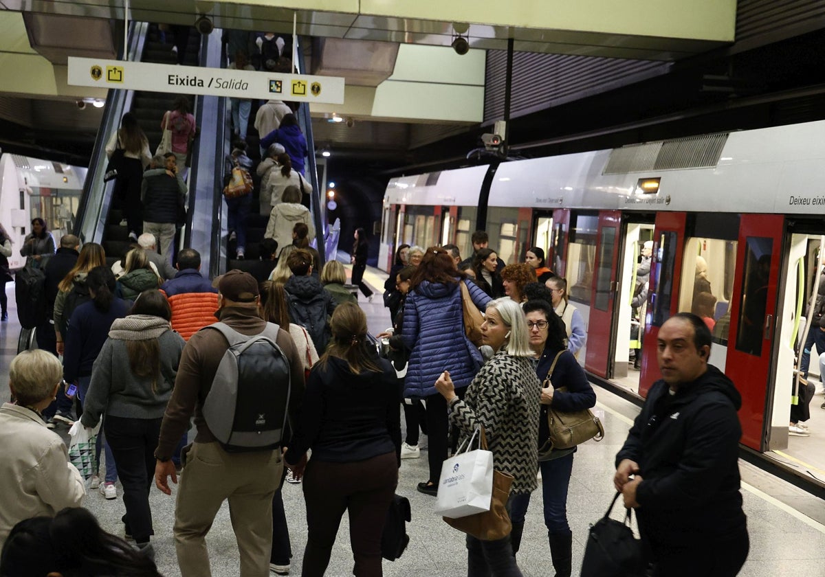 Pasajeros en la estación de metro de Colón.