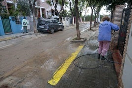 Una vecina limpia su casa en Picanya.