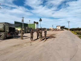 Militares en el polideportivo.