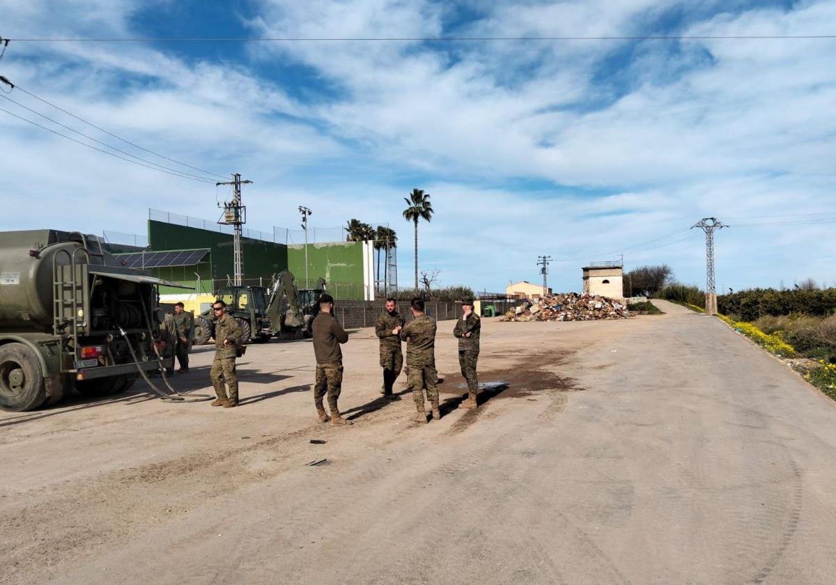 Militares en el polideportivo.