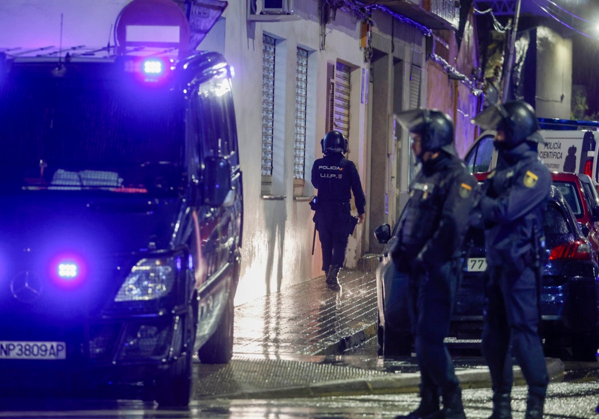 Varios de los policías que acudieron al barrio del Xenillet en Torrent.