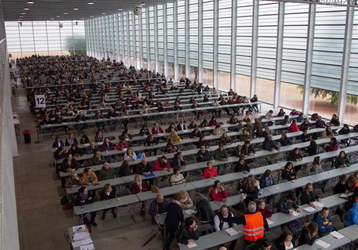 Miles de aspirantes realizan un examen de una oposición en una imagen de archivo.