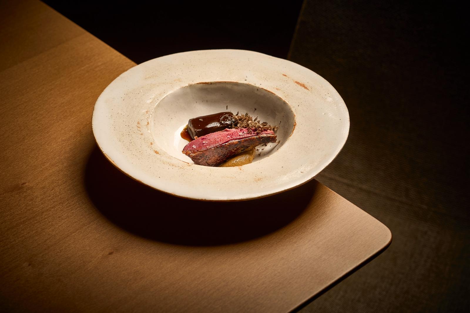 Sobre estas líneas, el plato ganador. Abajo, momento en el que el chef prepara la presentación para la degustación del jurado.