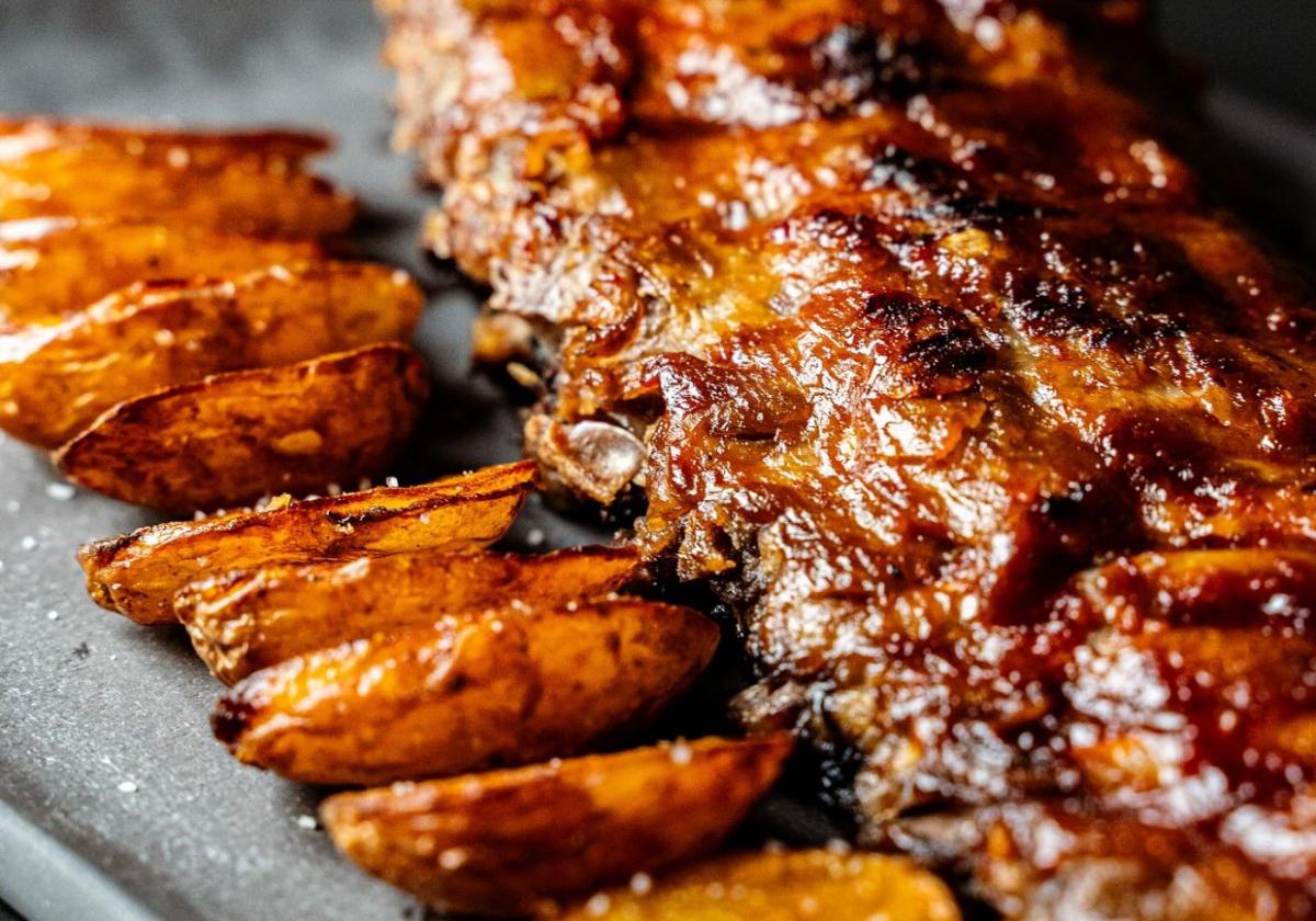 Costillar de cerdo ibérico y su guarnición.