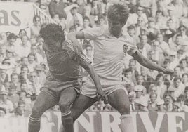 Robert Fernández disputa el balón en un partido en Mestalla en la temporada 82-83.