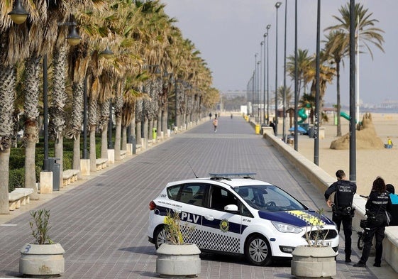 Policías locales vigilan el Paseo Marítimo de Valencia.