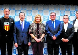 Los premiados en esta edición junto a la presidenta del Ateneo Mercantil, Carmen de Rosa.