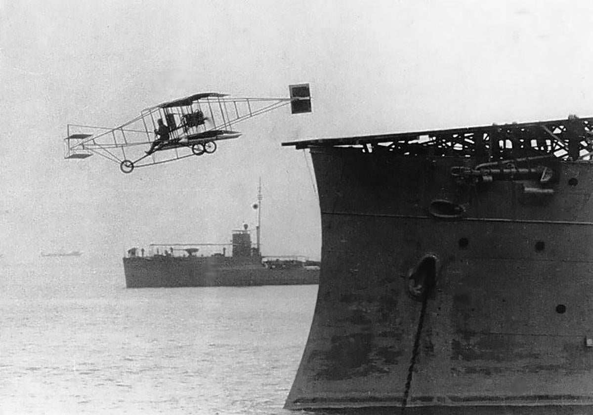 Primer despegue de un avión desde un buque de guerra. Eugene Burton Ely lo hizo en 1910. En 1911 consiguió aterrizar en un barco.