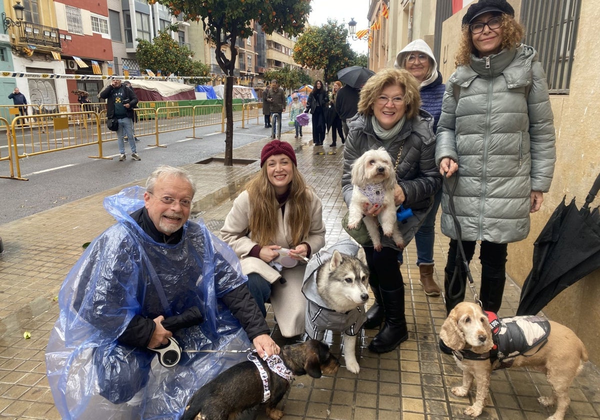 Imagen principal - Un Sant Antoni dedicado a los perros rescatadores de la dana