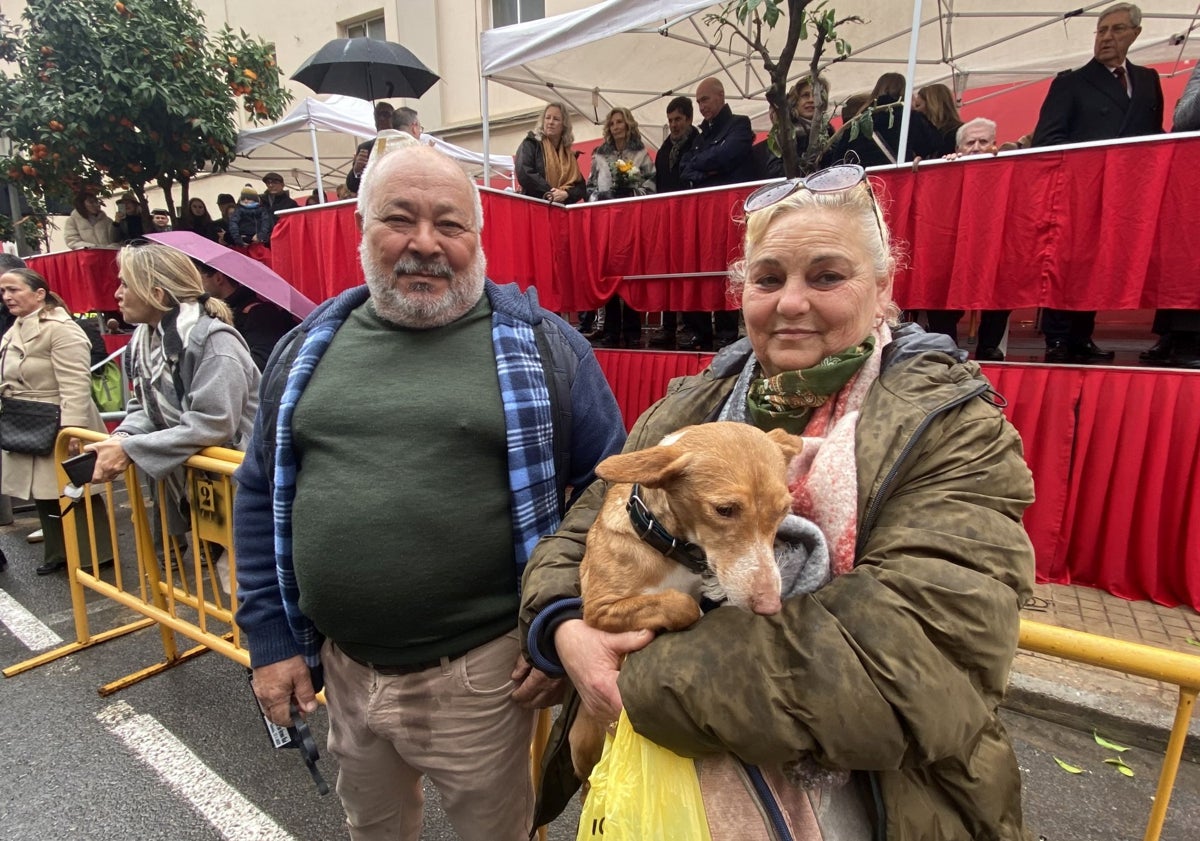 Imagen principal - José Fernández y María del Carmen F, con su perrita 'Crema' y rescatados y rescatadores, juntos.