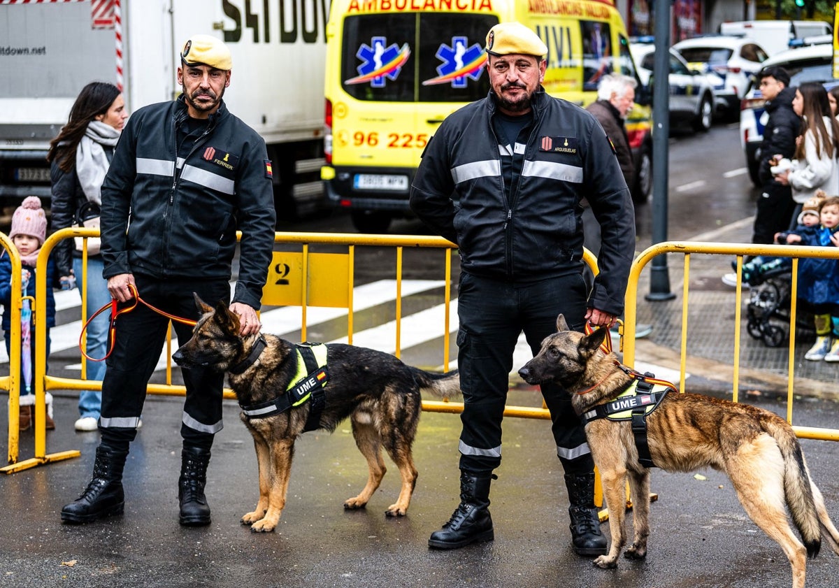 Imagen principal - Unidades caninas de UME, Policía Militar, en el desfile.