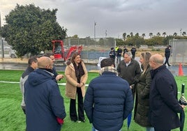 Visita de la alcaldesa de Valencia, María José Catalá, al campo que están creando en La Torre.