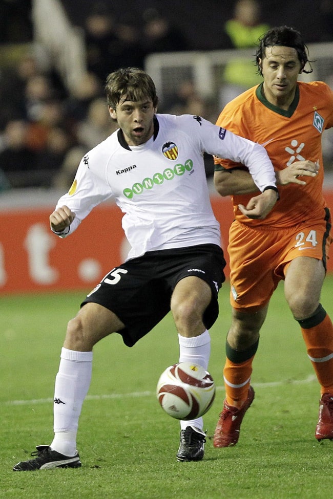 Ángel Dealbert lucha por un balón con Claudio Pizarro durante un partido de Europa League en 2010.