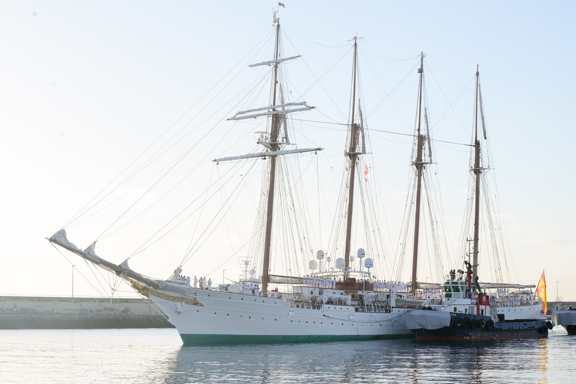 Leonor llega a Tenerife a bordo de Elcano