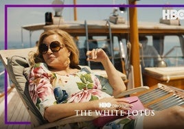 La actriz Jennifer Coolidge, en una escena de la serie The White Lotus, filmada en Sicilia: un modelo inspirador para muchas mujeres.