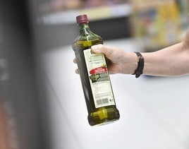 Botella de aceite de oliva virgen extra en un supermercado.