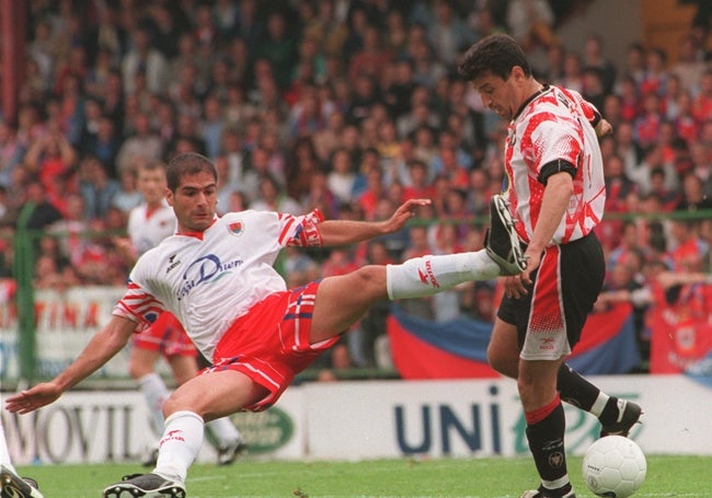 Quique Medina, con la camiseta del Numancia, realiza una entrada durante un partido de Liga en 1999.