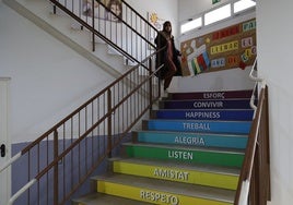 Escalera principal del colegio Larrodé de Catarroja.