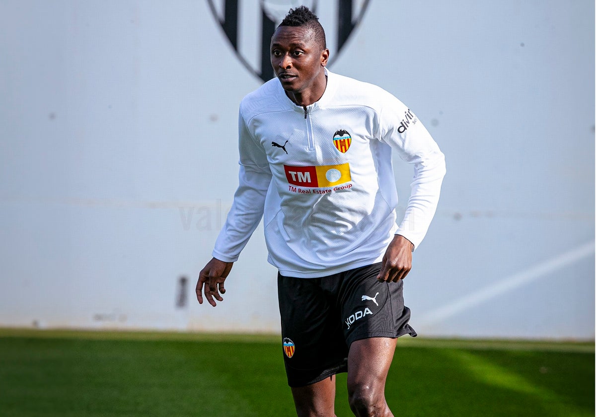 Umar Sadiq, entrenándose en Paterna, en una imagen de archivo.