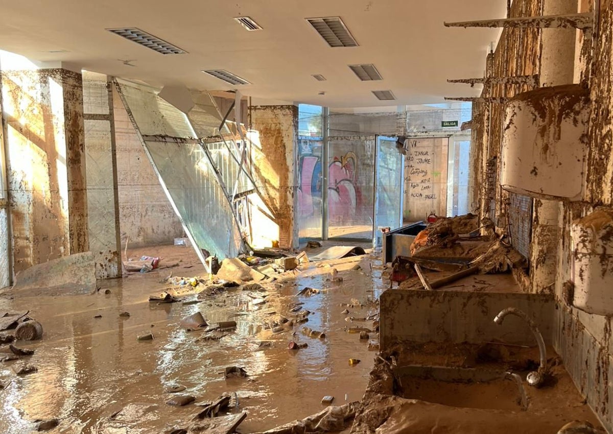 Imagen secundaria 1 - Estado en el que quedaron las instalaciones del colegio Larrodé tras la inundación.