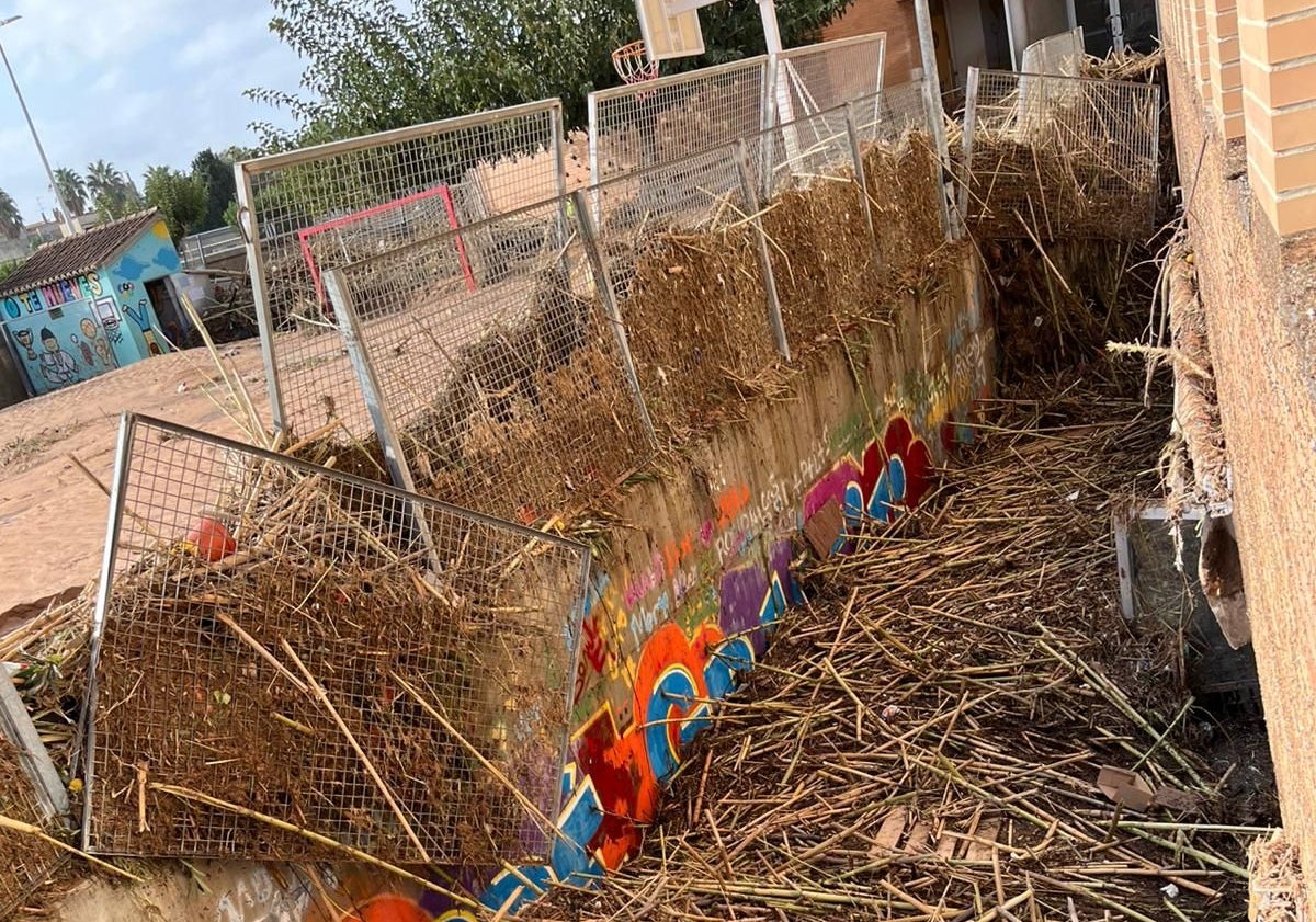 Imagen principal - Estado en el que quedaron las instalaciones del colegio Larrodé tras la inundación.