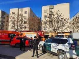 Guardias civiles y bomberos en el lugar de los hechos en Benetússer.