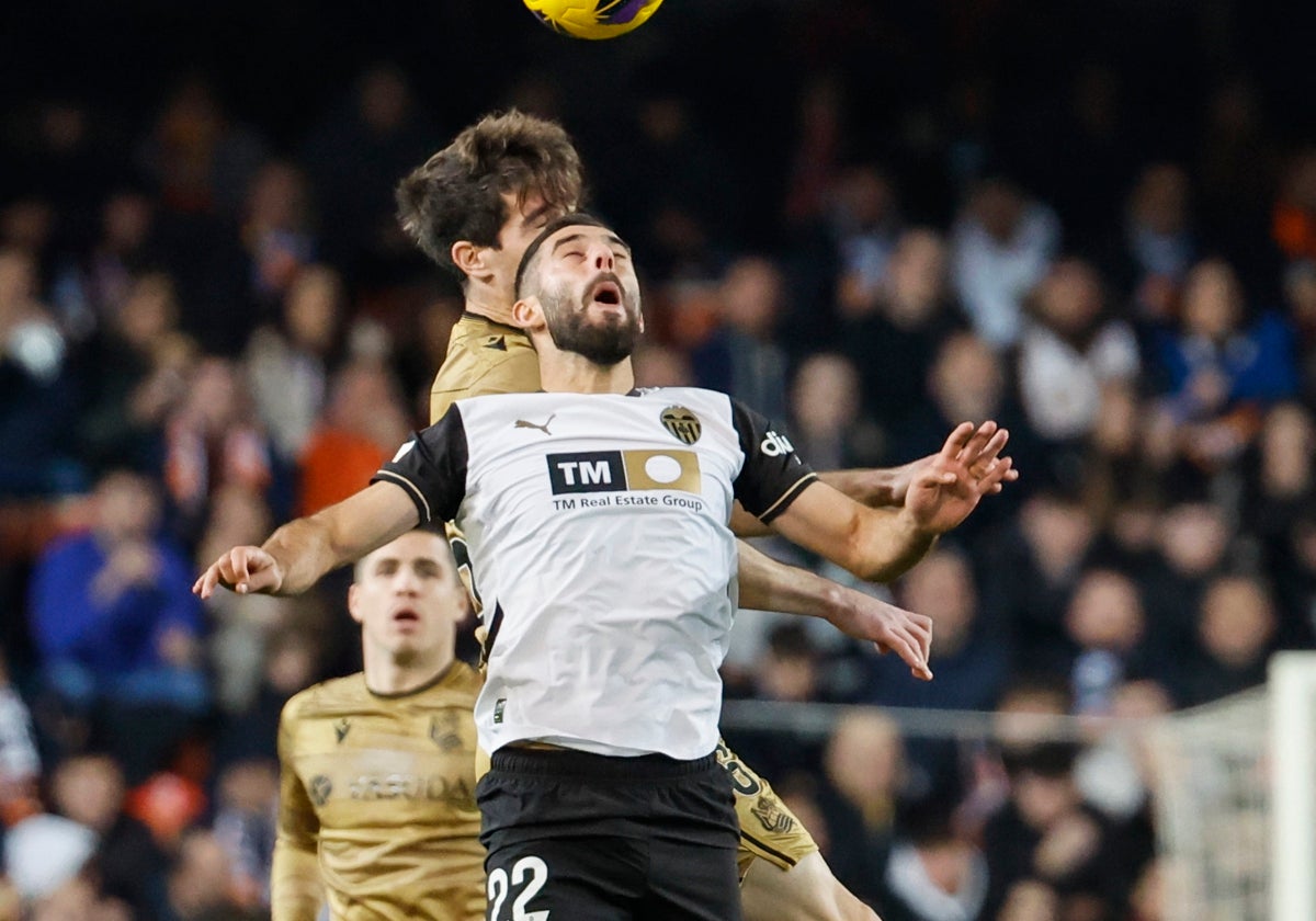 Luis Rioja, disputa un balón con el Valencia ante Elustondo.