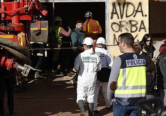 Efectivos de la Policía, Guardia Civil y bomberos, en el lugar del siniestro.