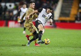 Tárrega intercepta el balón durante el partido contra la Real Sociedad.