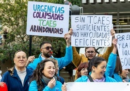 Personal del Peset, en la protesta de este lunes.