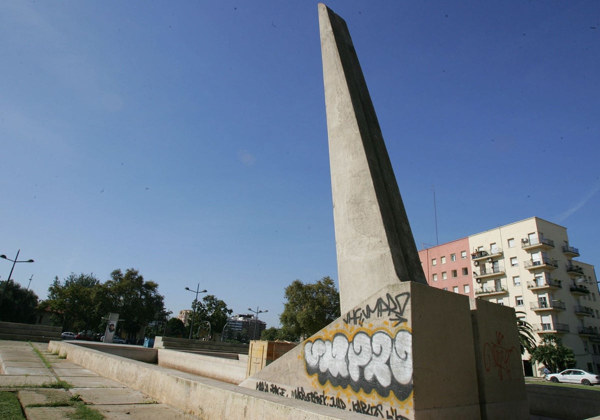 El monumento a las víctimas de las riadas entre la plaza Zaragoza y la avenida de Aragón.