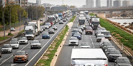 Atascos de la V-30 en los alrededores de Valencia.