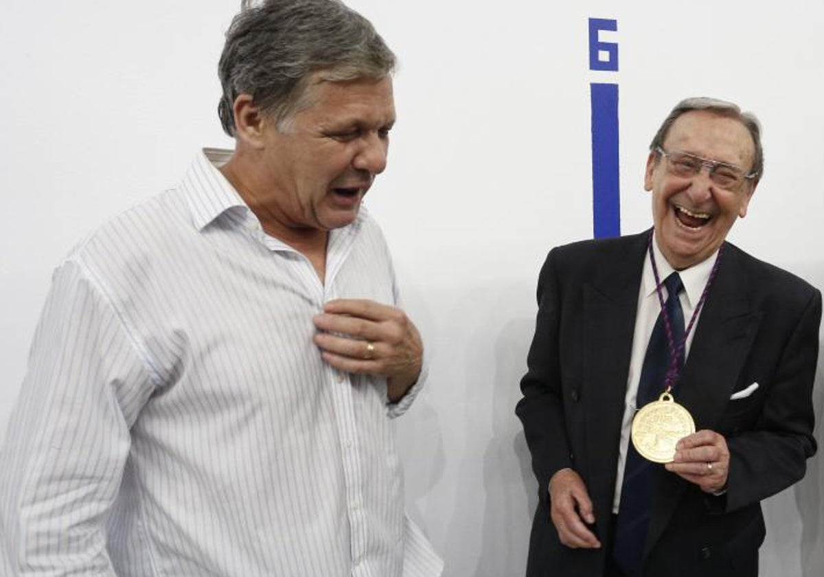 Genovés y Rovellet bromean el día en el que se entregó al segundo la medalla de oro del trinquet de Pelayo.