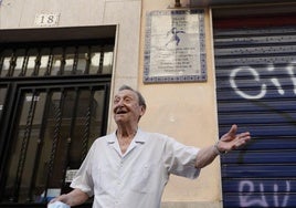 Antonio Reig 'Rovellet', el día que descubrió una placa instalada junto a su domicilio.