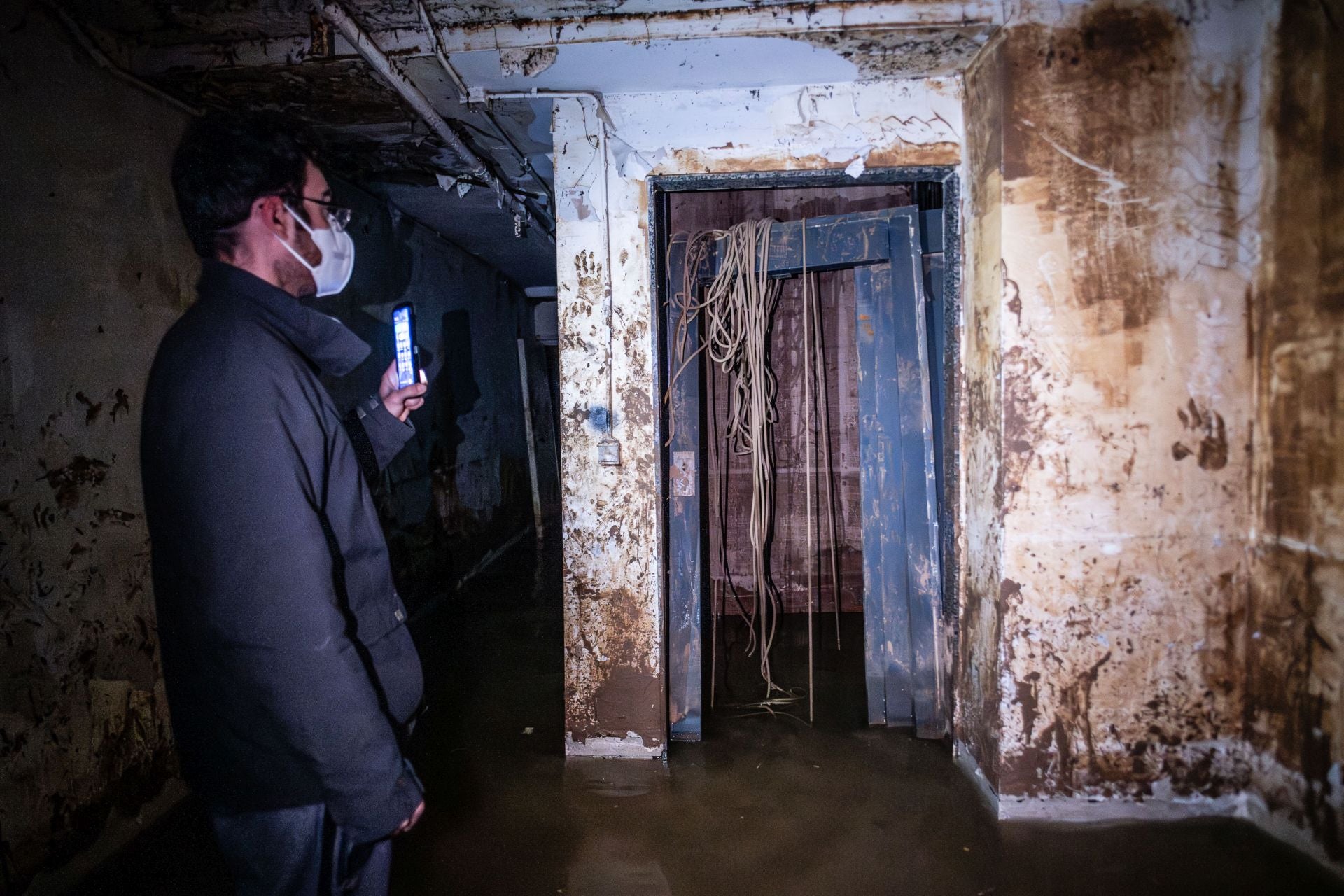 FOTOS | Dentro de un garaje sumergido en el lodo en Catarroja