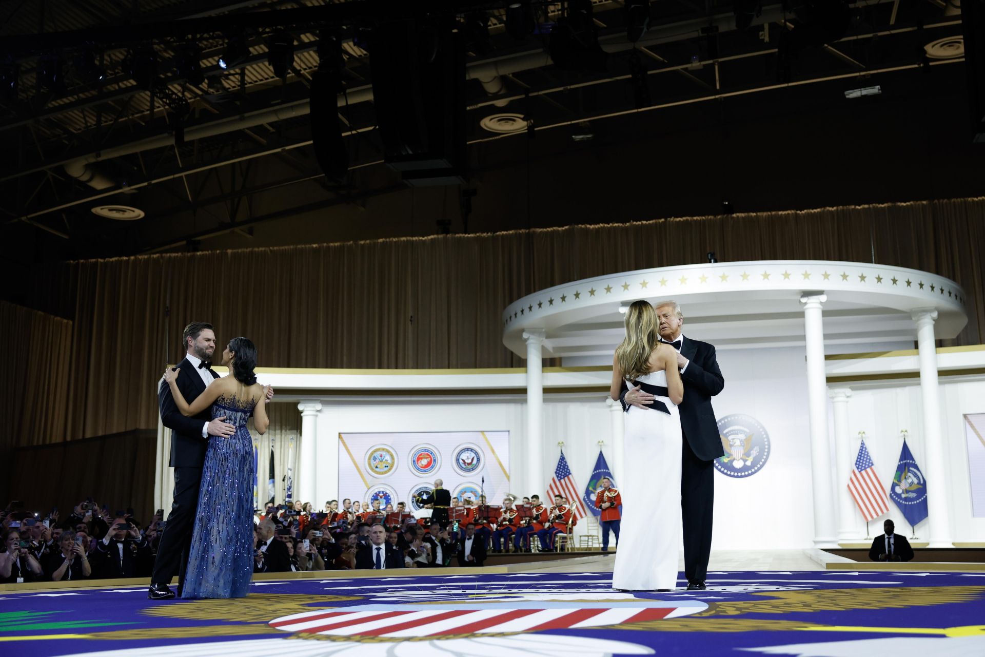 Los impecables looks de Ivanka y Melania Trump en el baile del Comandante en Jefe