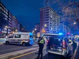 Varios furgones de Policía acordonan la zona del incidente.