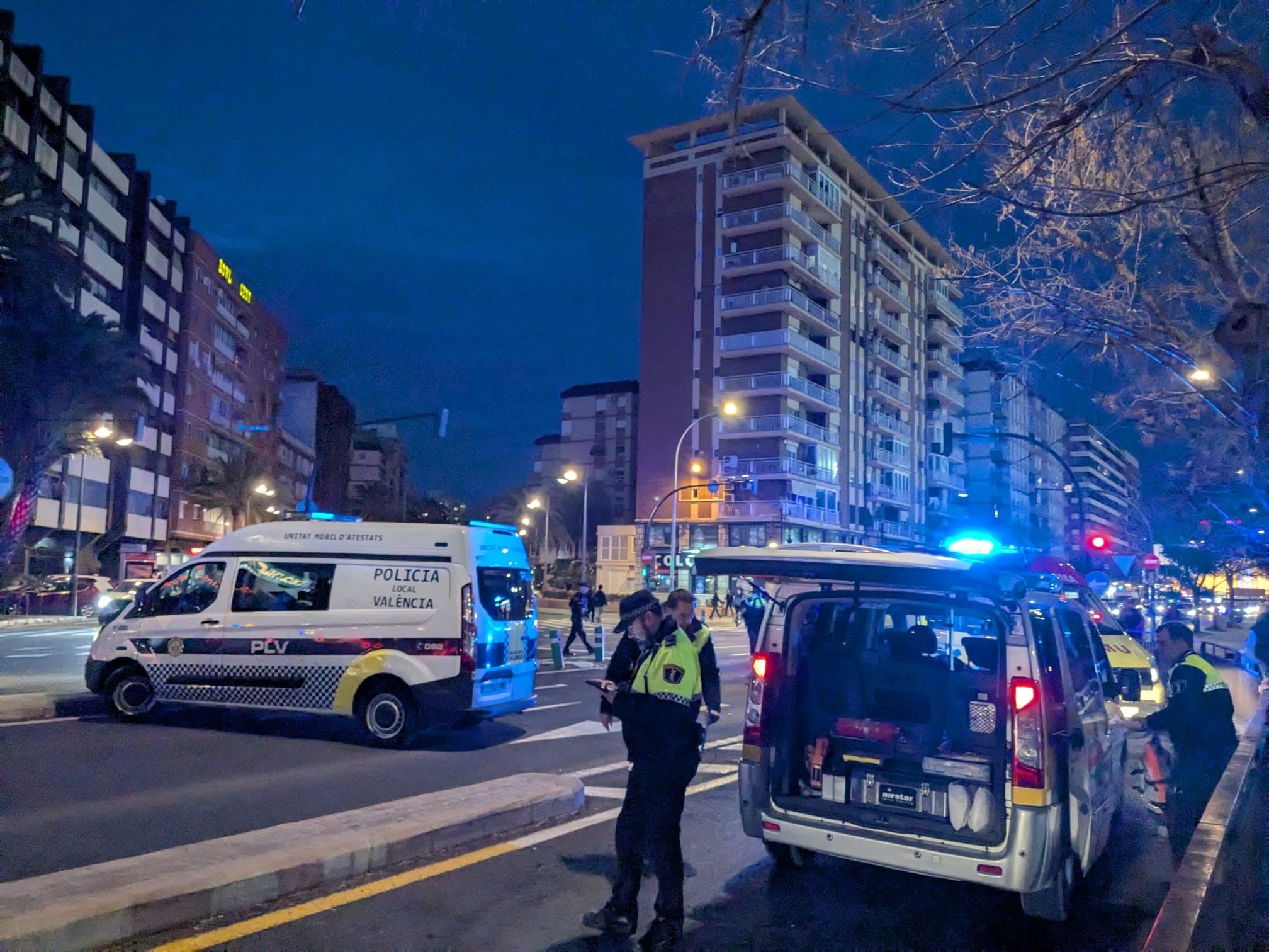 Varios furgones de Policía acordonan la zona del incidente.