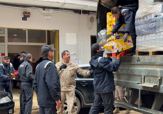 Entrega de alimentos de la armada española.