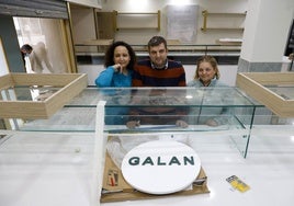 José Galán, este martes junto a su mujer Raquel y su hermana Noelia.