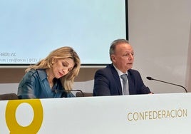 Salvador Navarro, junto a Yolanda Díaz, tras una reunión celebrada este martes.