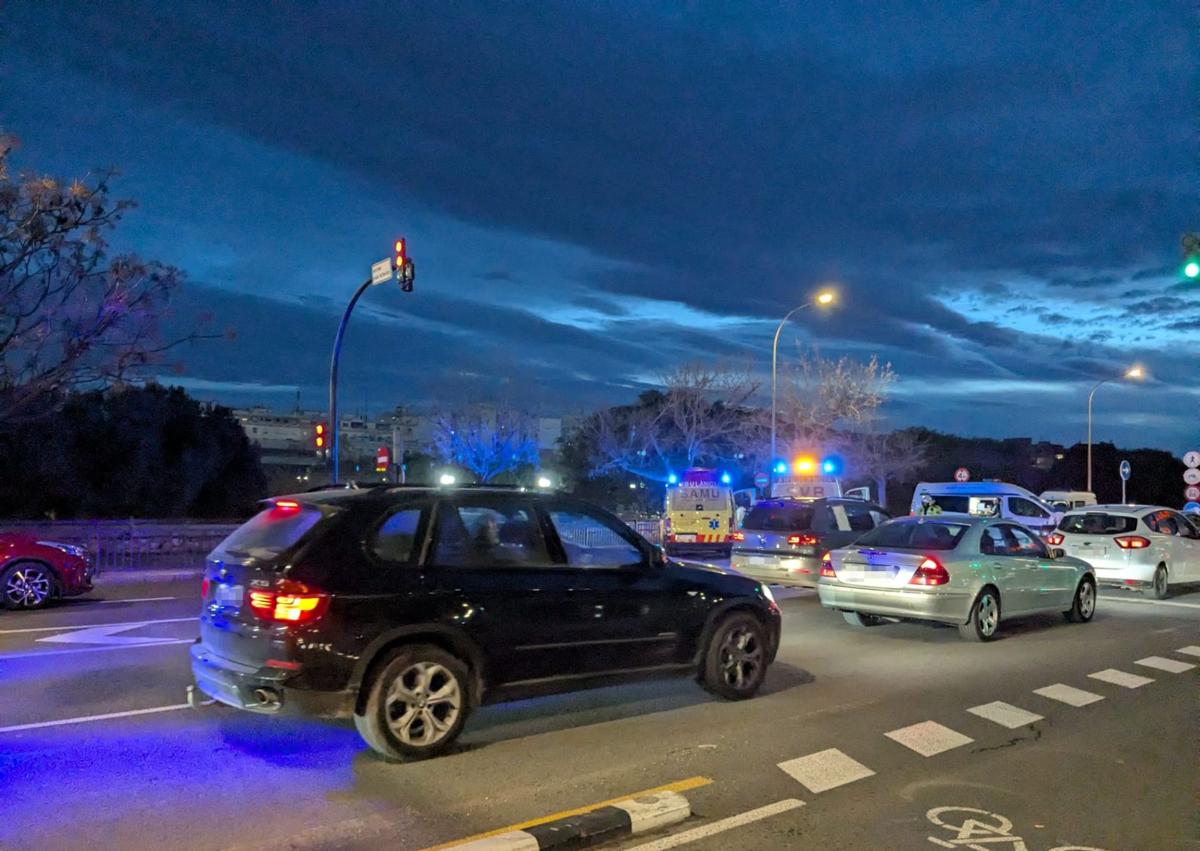 Imagen secundaria 1 - Dos heridas en un atropello en la avenida Campanar de Valencia al saltarse un coche un semáforo en rojo