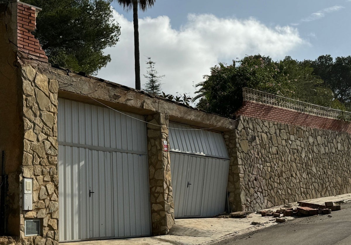 Imagen de una de las casas de la urbanización Cumbres de Calicanto tras la dana.