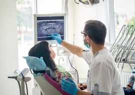 Un dentista atiende a una paciente, en una imagen de archivo.