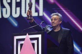 Eduard Fernández tras recibir el premio a Mejor Actor protagonista en los Premios Gaudí.