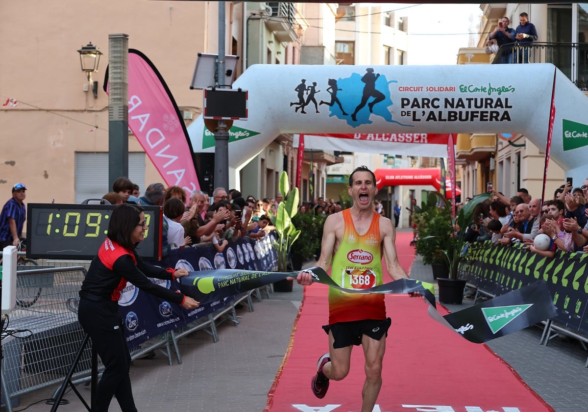 Octavio Sanchis celebra su victoria en la Mitja Marató d'Alcàsser de 2024.