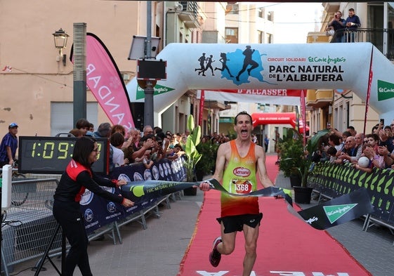 Octavio Sanchis celebra su victoria en la Mitja Marató d'Alcàsser de 2024.