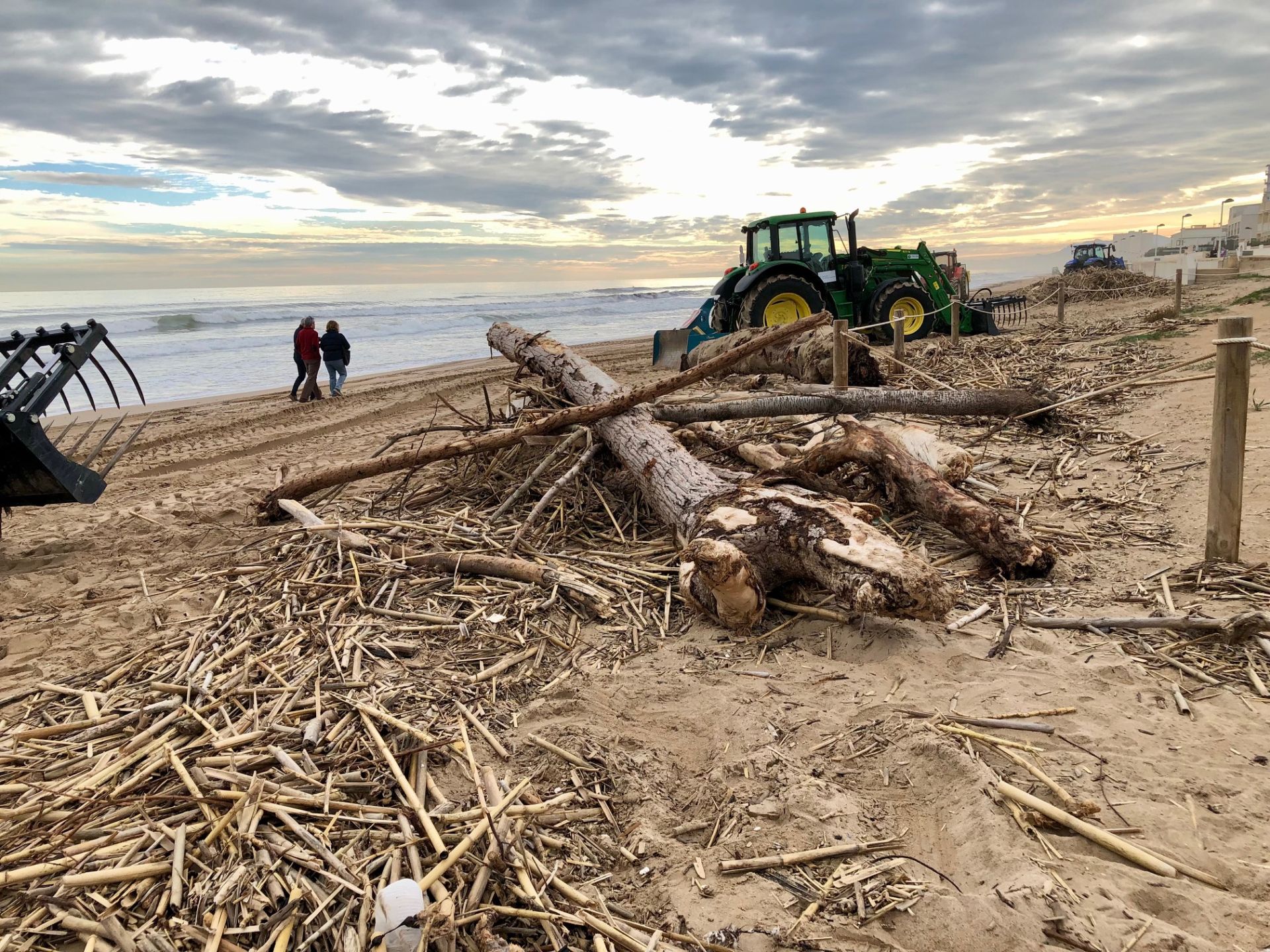 La Diputación activa la limpieza de basura de la dana en siete playas valencianas ante la inacción del Gobierno