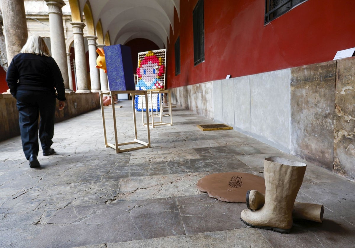 Bota y barro con la huella de la bota, de Miguel Hache para la plaza del Árbol.