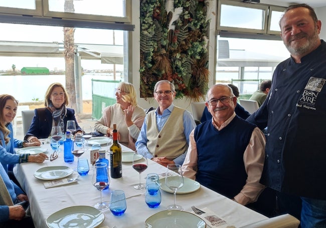 Raúl Magraner junto a damas y caballeros de la Hermandad cidiana.